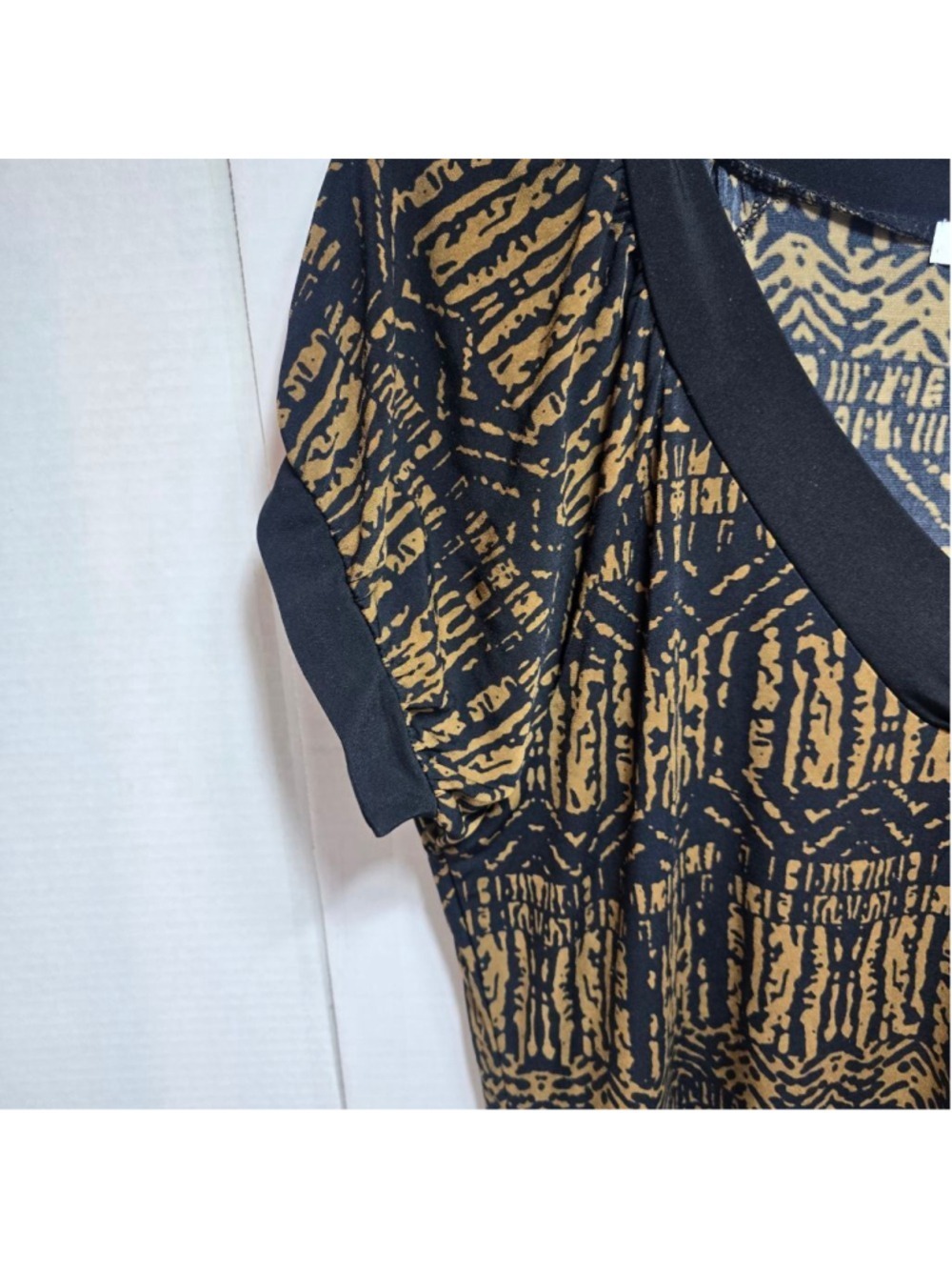 Women's Liz & Co. Black Gold Abstract Short Sleeve Tee L - Picture 2 of 9